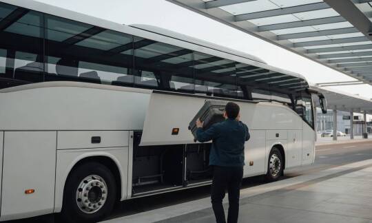 Czym różni się autokar od autobusu, gdy planujesz przejazd grupowy z Poznania