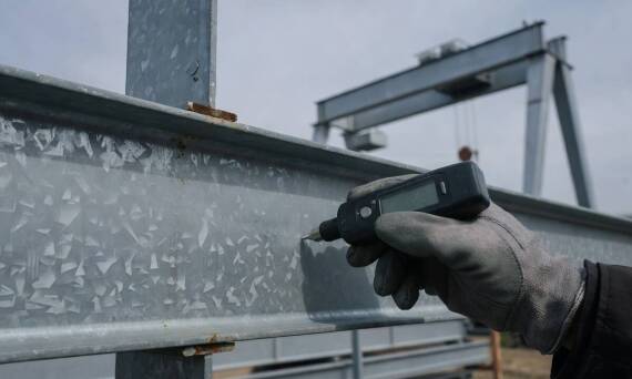 Kiedy cynkowa powłoka na istniejącej konstrukcji stalowej wymaga naprawy, a kiedy kontroli