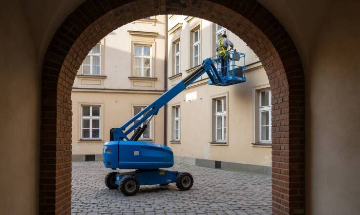 Elektryczny czy spalinowy podnośnik koszowy — jak warunki Poznania wpływają na wybór