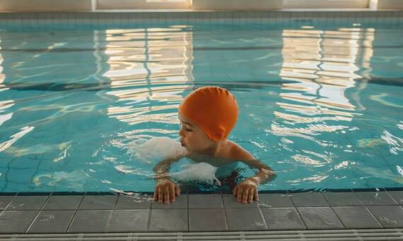 Od oswojenia z wodą do pierwszych stylów — co naprawdę przyspiesza naukę pływania