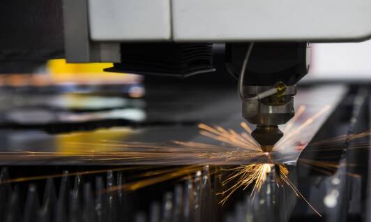 Jakie właściwości ma laser używany do cięcia blach?