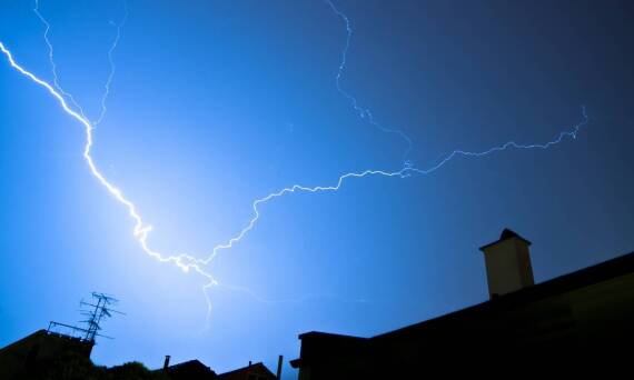 Na czym polega ubezpieczenie nieruchomości od przepięcia?