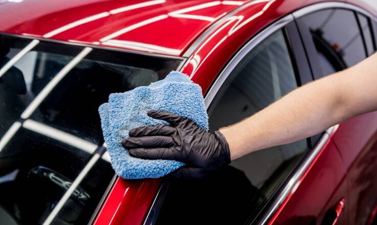 Jak zabezpieczyć lakier samochodowy przed odpryskiwaniem?