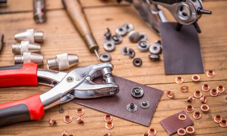 Jak montuje się oczka kaletnicze?