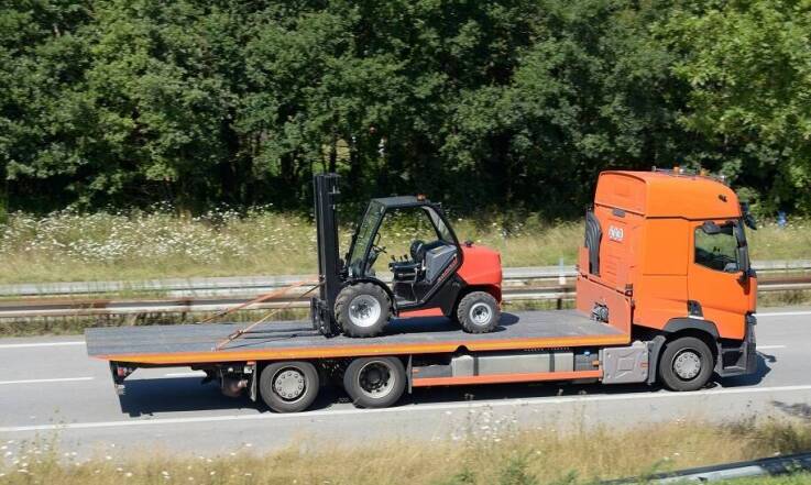 Czy wózki widłowe można transportować na lawecie?
