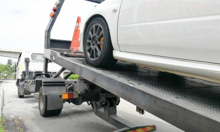 Jak działa transport aut lawetą „door to door”?