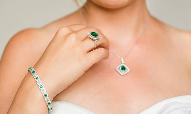 Z czego produkuje się sztuczną biżuterię?