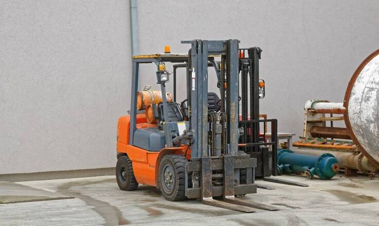 Czy wózki widłowe potrzebują oświetlenia?