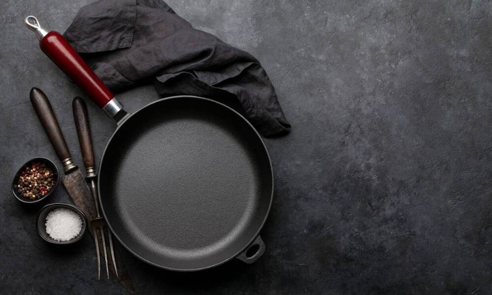 Naczynia żeliwne, które warto mieć w kuchni