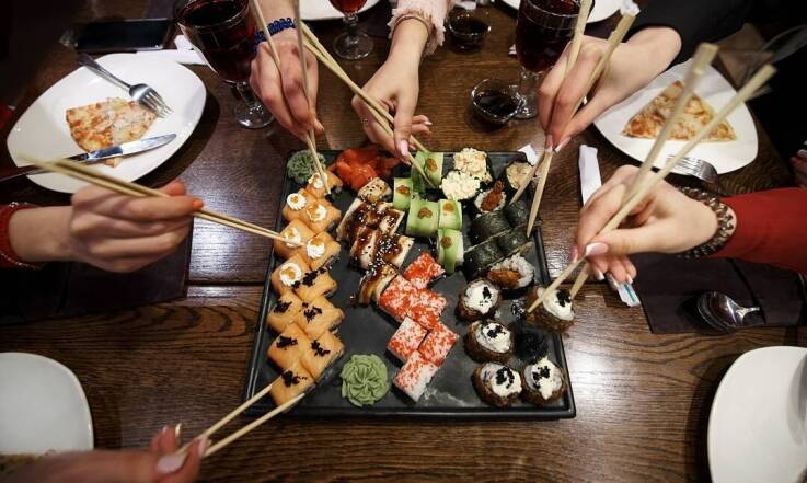 Dlaczego warto zamówić sushi na imprezę?