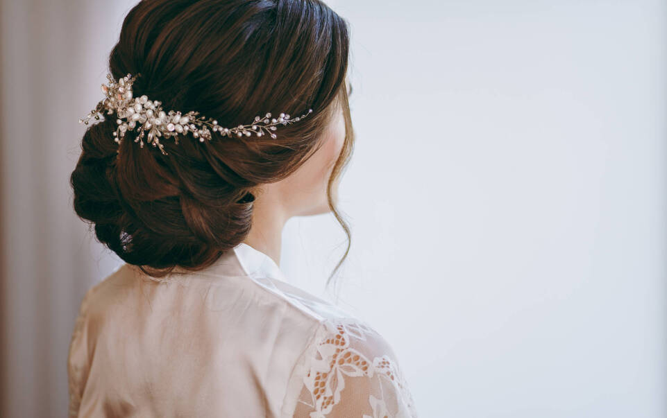Jak dobrać fryzurę do sukni ślubnej? Zalecenia!