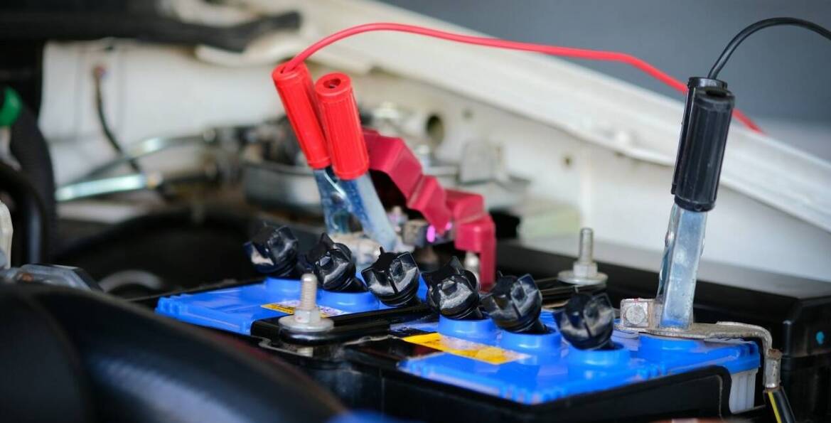 Które podzespoły w samochodzie wymagają zasilania akumulatorem?