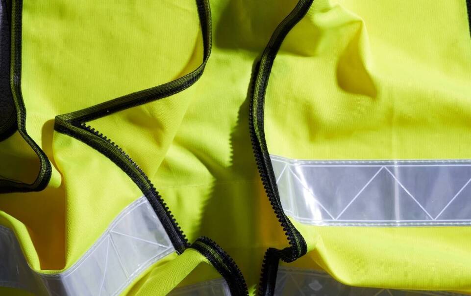 Jakie normy powinny spełniać kamizelki ostrzegawcze?