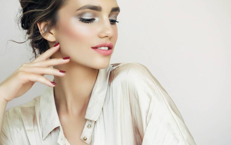 Jedwabna bluzka jako element eleganckiej stylizacji