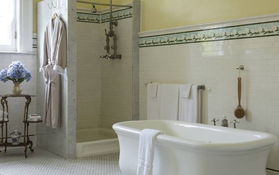 Jak dobrać kabinę prysznicową do retro łazienki, aby utrzymać spójność aranżacyjną?