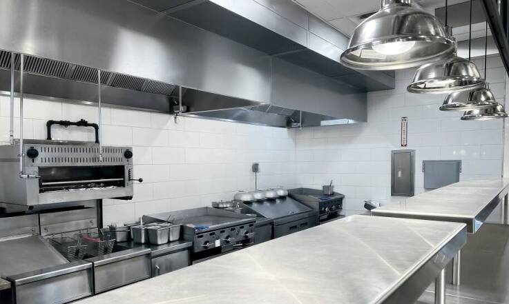 Jakich urządzeń gastronomicznych nie może zabraknąć na wyposażeniu restauracji?