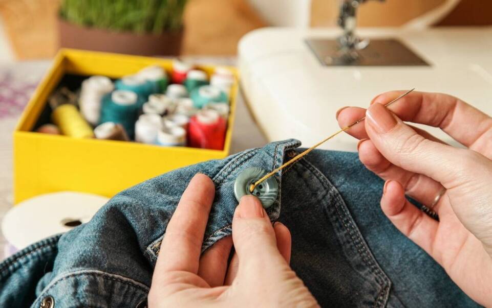 3 techniki przyszywania guzików