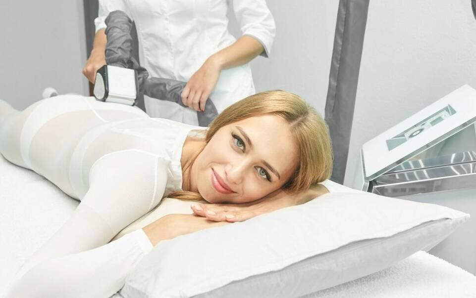 Jakie zabiegi pozytywnie wpływają na jędrność skóry?