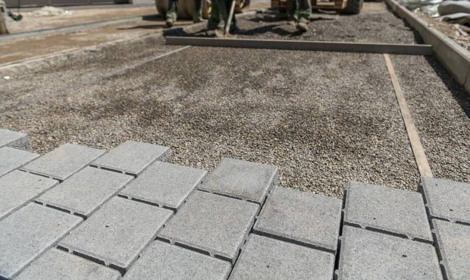 Czym wyróżnia się kostka brukowa przemysłowa?