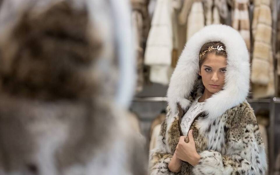 Stylizacje z futerkiem damskim w roli głównej