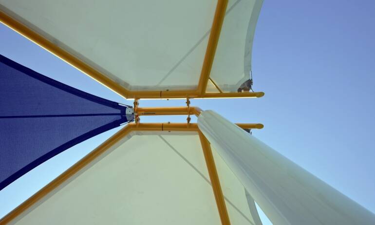 Słupy do żagla przeciwsłonecznego - zalety i zastosowanie