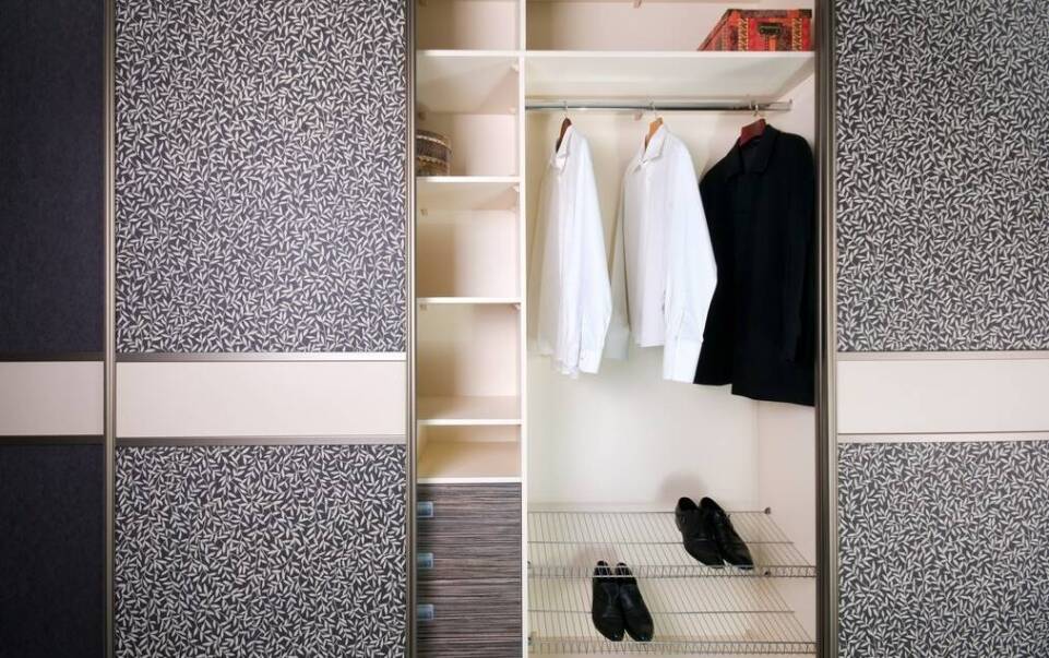 Dlaczego warto postawić na szafę przesuwną w małym przedpokoju?