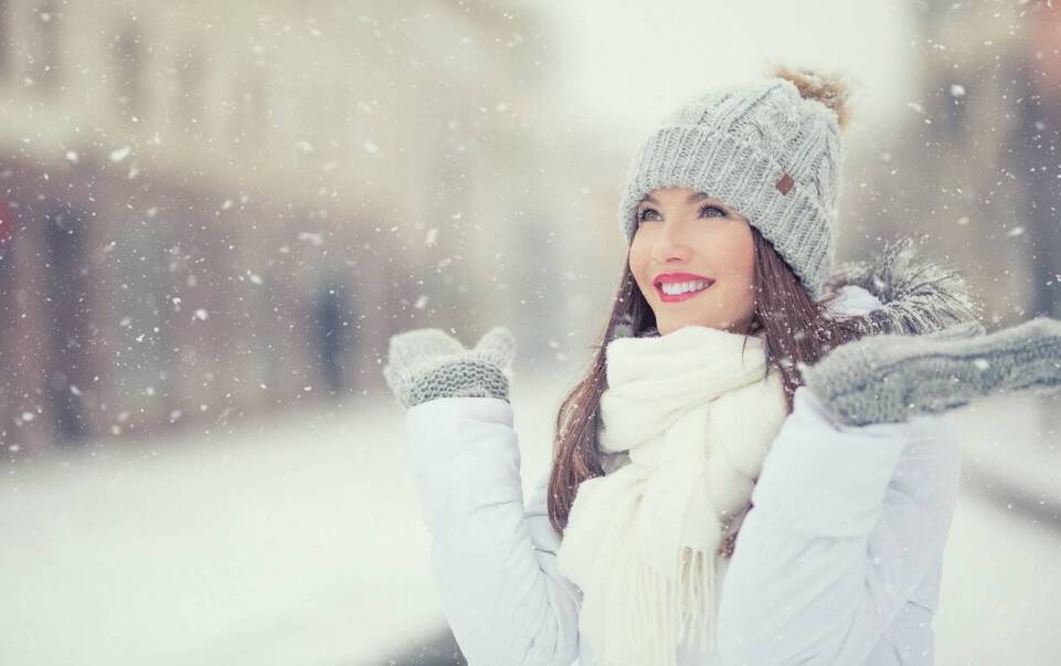 Jak postępować z włosami w sezonie zimowym?