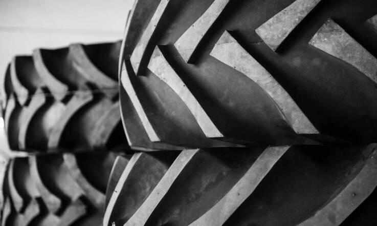 Dlaczego warto korzystać z o oferty hurtowni opon rolniczych?