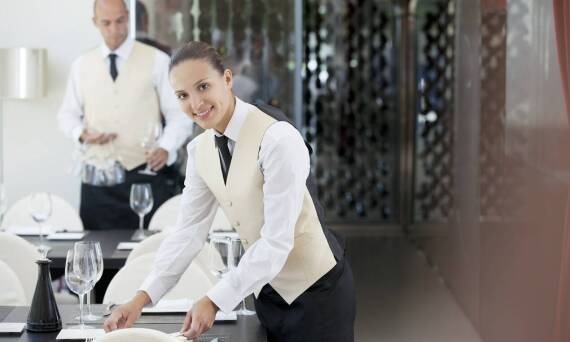 Dlaczego warto zainwestować w krawaty firmowe?