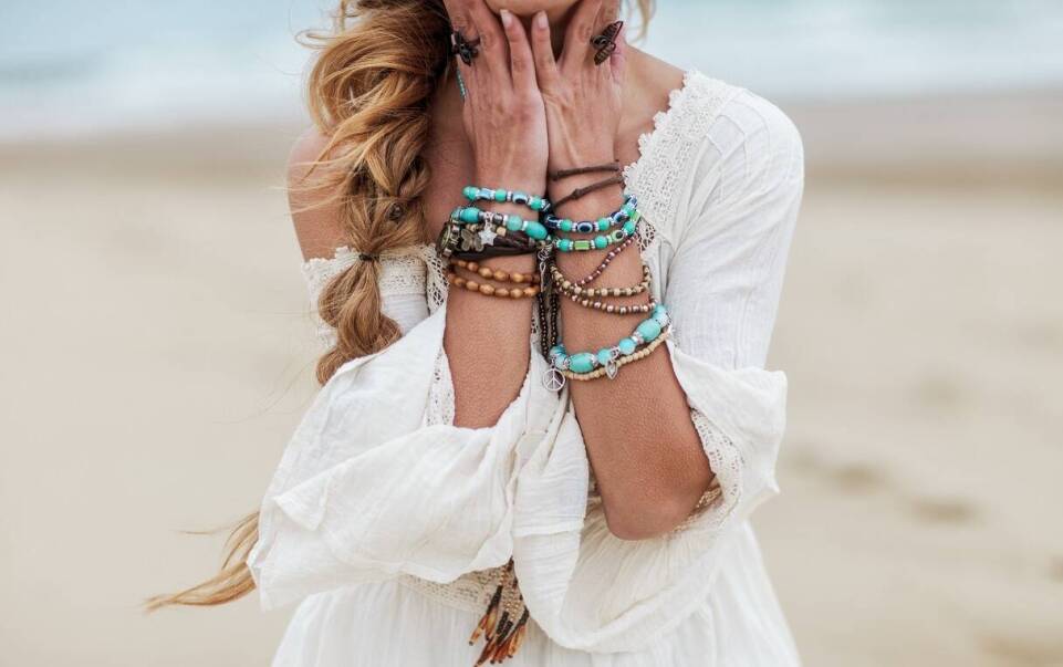 Szeroka bransoletka z kryształków - modny dodatek na każdą okazję