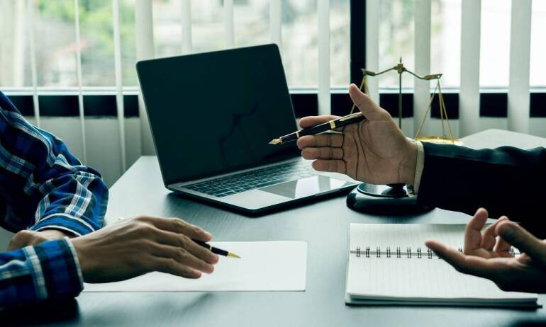 Kiedy niezbędna jest pomoc adwokata ds. prawa karnego?