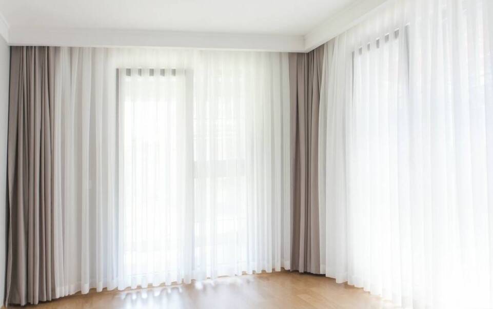 Jak dbać o firanki woalowe? Sekrety pielęgnacji