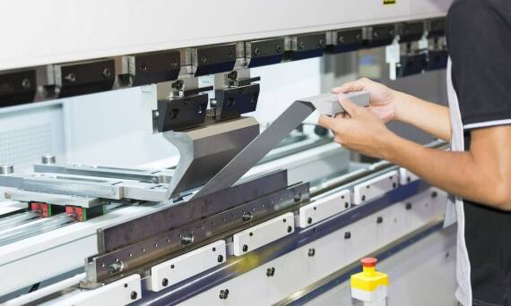 Do czego wykorzystywana jest obróbka plastyczna metali w postaci gięcia blach?