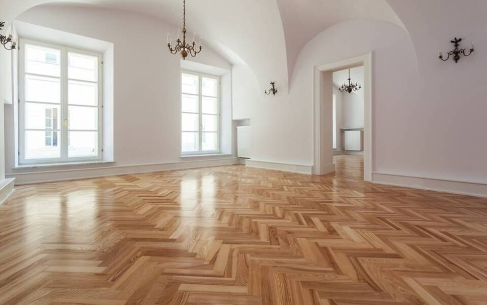 Jak wykończyć drewnianą podłogę w domu?