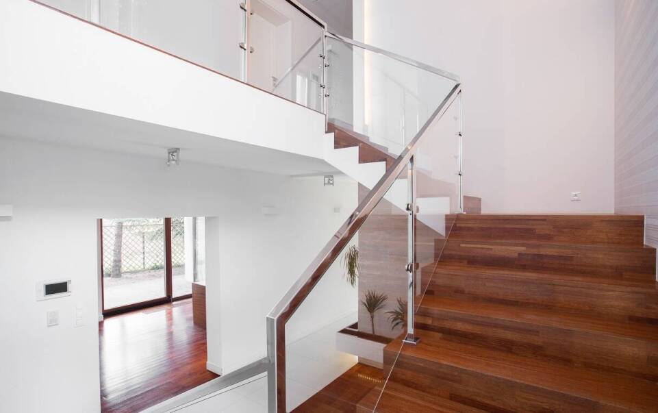 Balustrady szklane jako propozycja dla wnętrz nowoczesnych