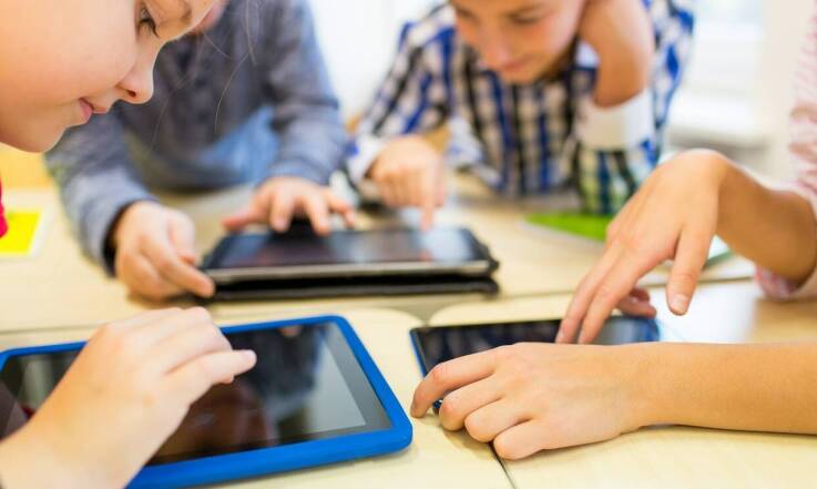 Cyfrowa Szkoła: Aktywna Edukacja w Erze Technologii 