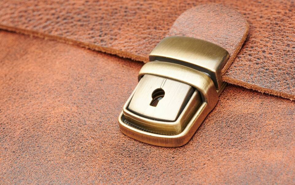 Jakie klamry stosuje się w torebkach?