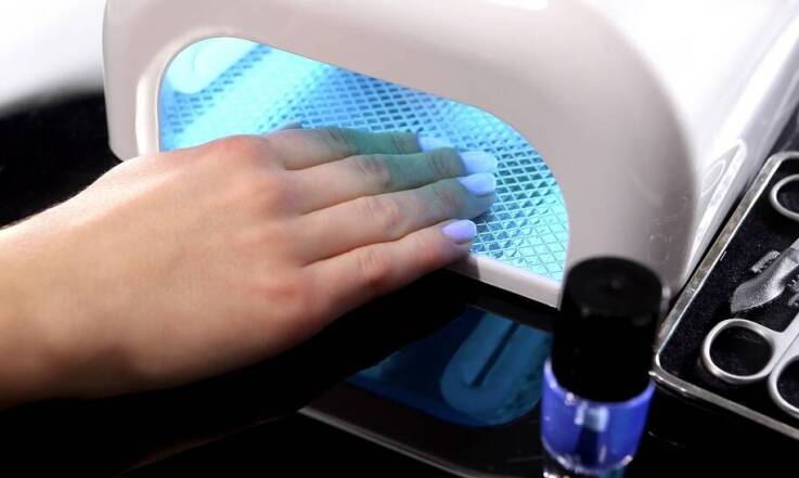 Dlaczego manicure hybrydowy wymaga zastosowania bazy? 