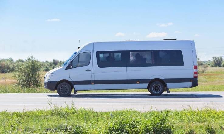 Jakie uprawnienia musi mieć kierowca busa przewożącego osoby?