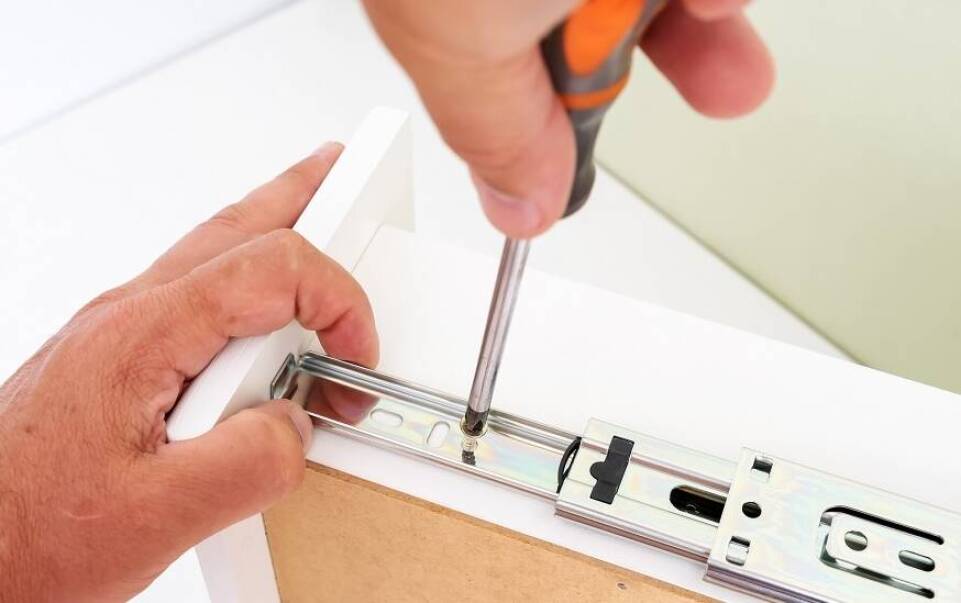 Czym charakteryzują się prowadnice kulkowe?