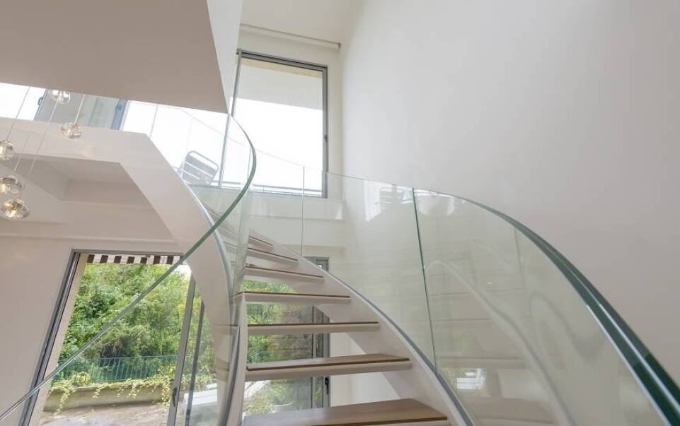 Balustrady całoszklane jako oryginalny element dopełniający schody