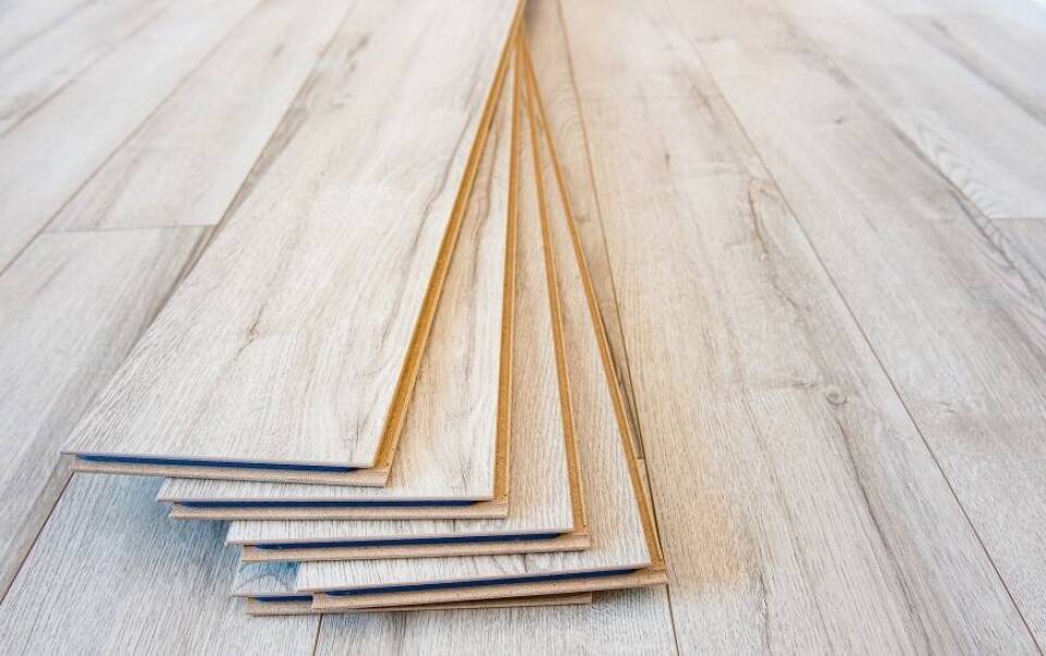 Do jakich wnętrz pasują jasne panele podłogowe?