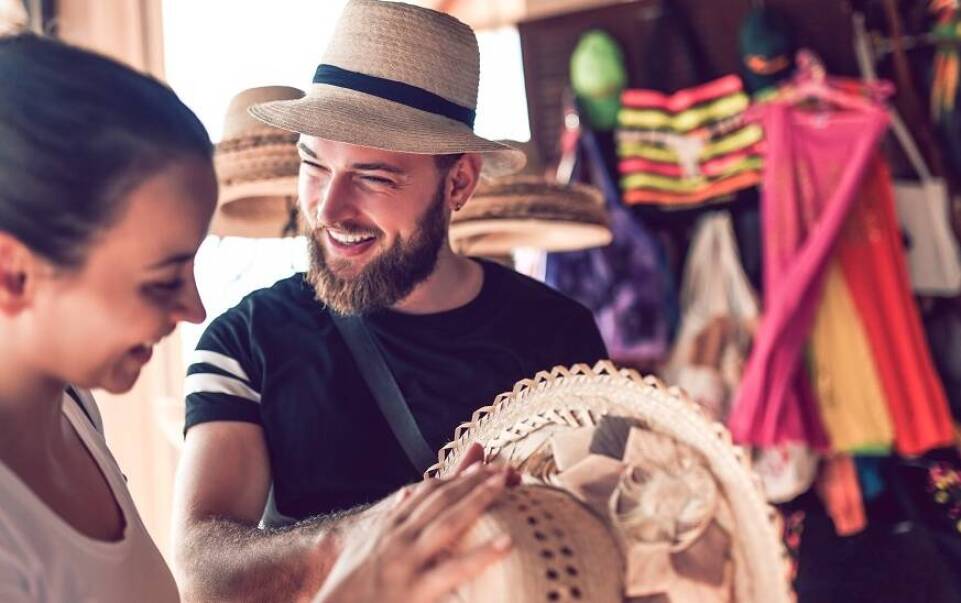 Modne i stylowe czapki dla par. Przegląd rozwiązań