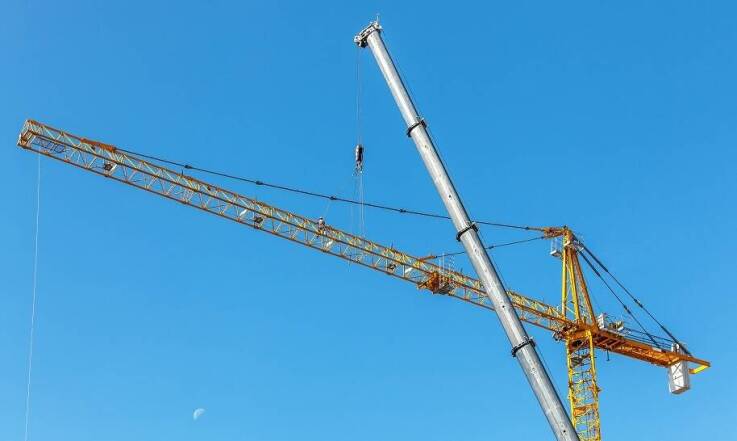 Kiedy warto skorzystać z usług dźwigowych?