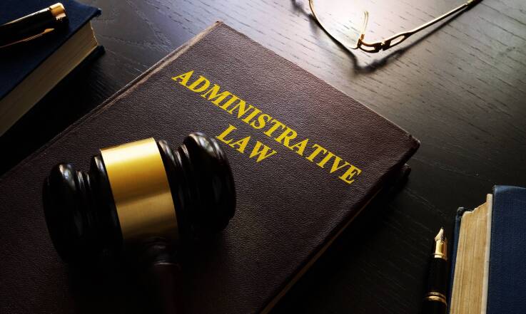 Prawo administracyjne a pomoc radcy prawnego. Kiedy jest potrzebna?