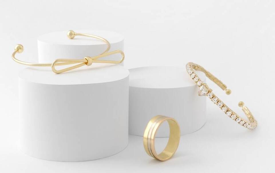 Jak kupować biżuterię pozłacaną przez internet?