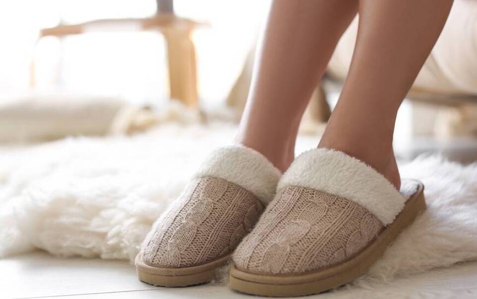 Ciepłe kapcie polecane na sezon jesienno-zimowy