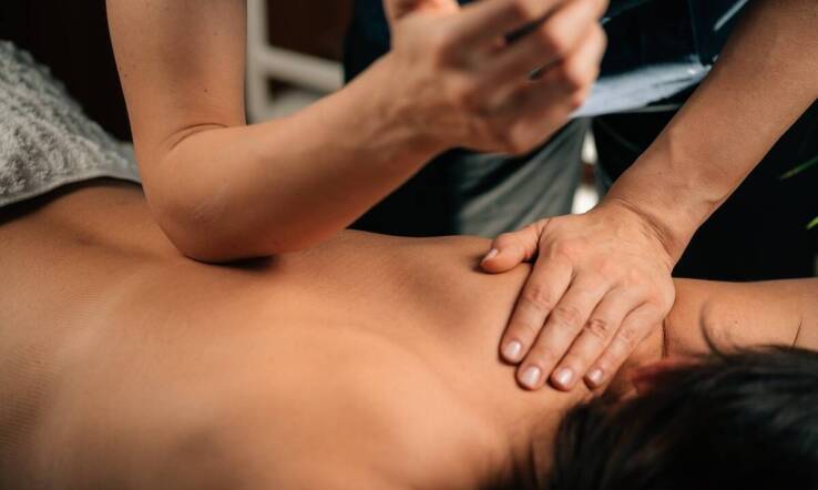 Terapia manualna dla sportowców: jak zapobiegać bólowi karku i jak go leczyć?