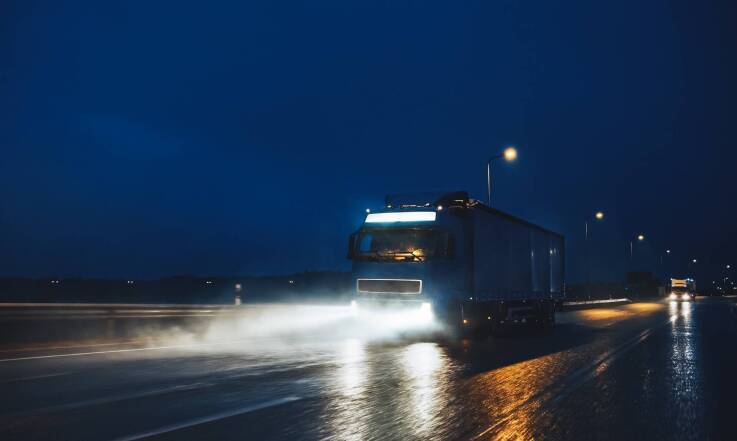 Praca kierowcy w porze nocnej. Co mówią przepisy?