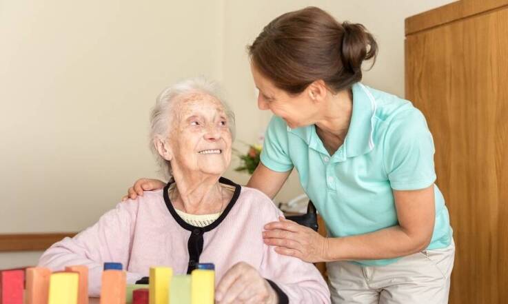 Opiekunka środowiskowa a opiekun medyczny